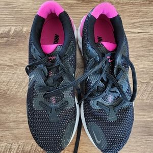 Girls black and purple nike sneakers